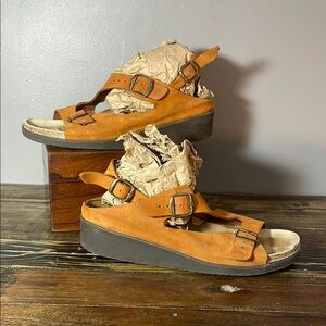 Soft Soles leather 1 3/4” wedge sandal in size 10 BUT FITS A 9 better - measure!